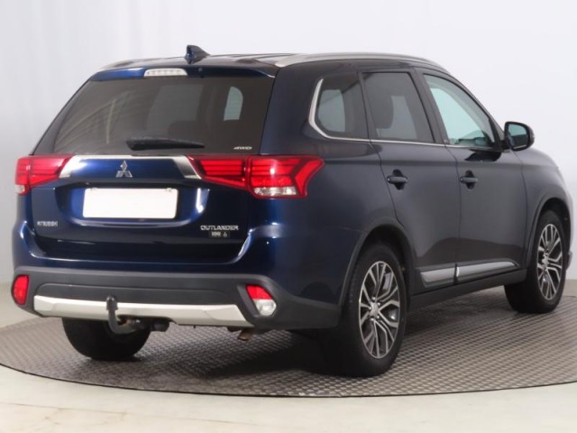 Mitsubishi Outlander  2.2 DI-D Intense