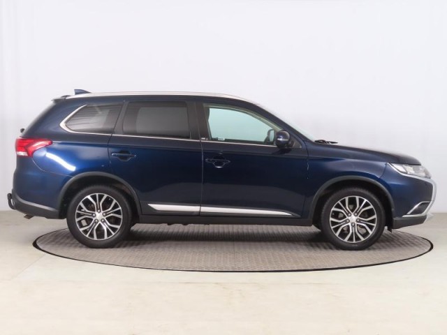 Mitsubishi Outlander  2.2 DI-D Intense