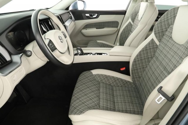 Volvo XC60  B4 AWD Momentum