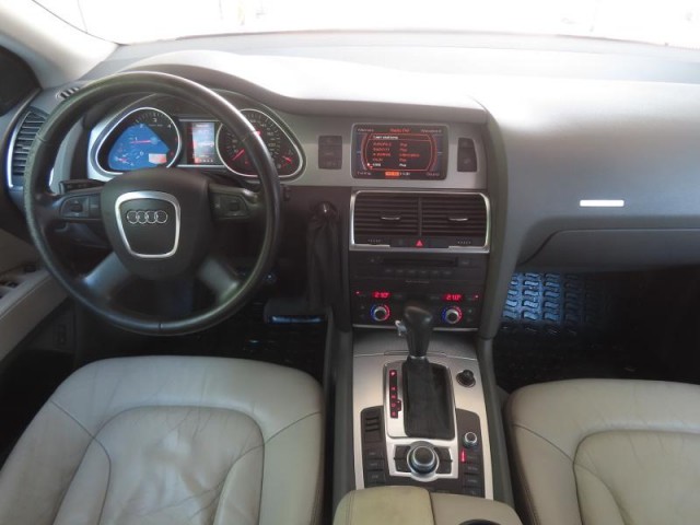 Audi Q7  3.0 TDI .