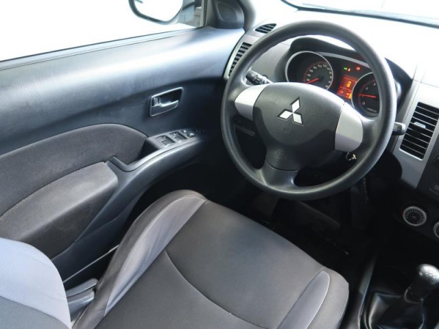Mitsubishi Outlander  2.4 MIVEC 