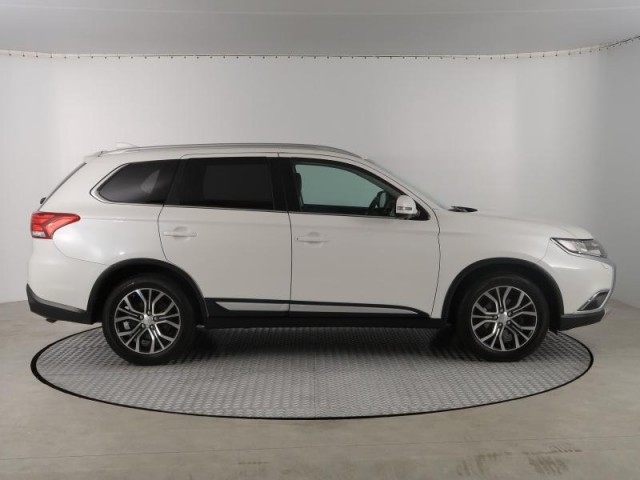 Mitsubishi Outlander  2.2 DI-D Instyle