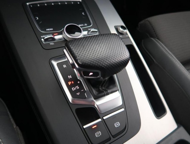 Audi Q5  3.0 TDI S line