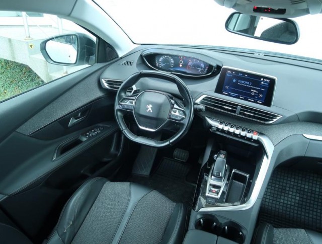 Peugeot 3008  1.5 BlueHDi Family