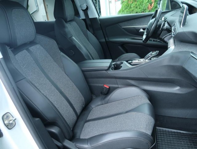 Peugeot 3008  1.5 BlueHDi Family