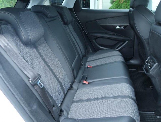 Peugeot 3008  1.5 BlueHDi Family