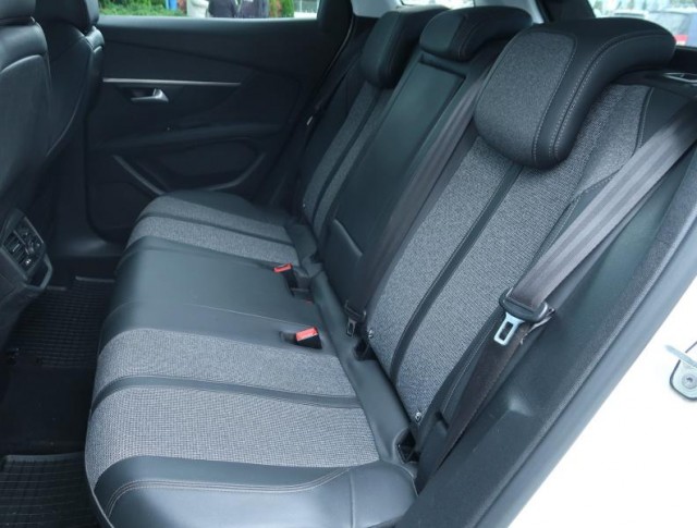 Peugeot 3008  1.5 BlueHDi Family