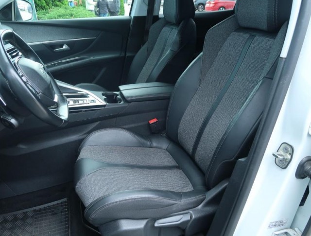 Peugeot 3008  1.5 BlueHDi Family