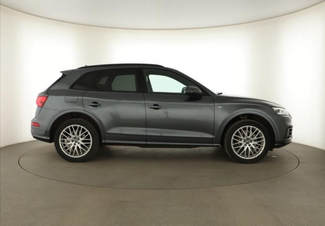 Audi Q5  2.0 TDI S line