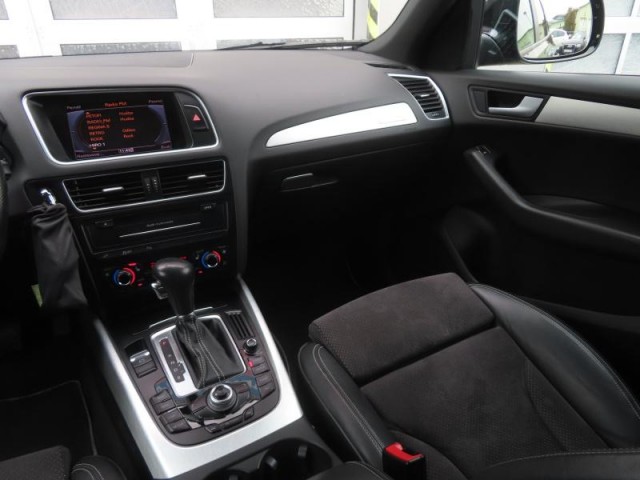 Audi Q5  2.0 TDI S line
