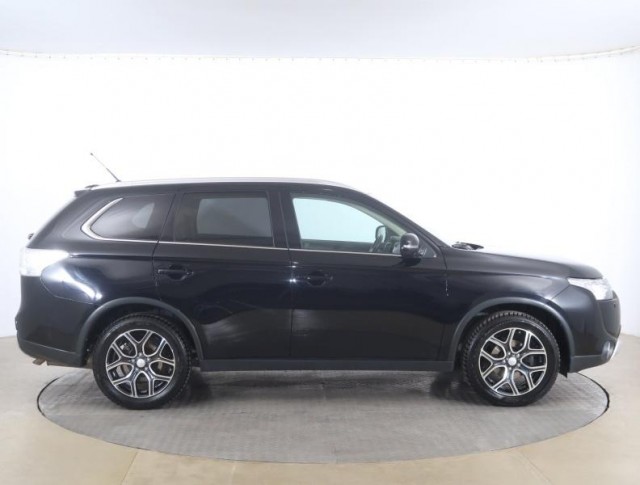 Mitsubishi Outlander  2.2 DI-D Intense
