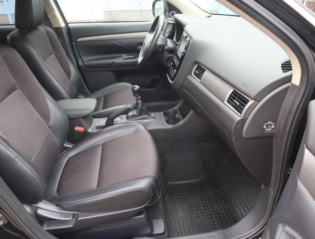 Mitsubishi Outlander  2.2 DI-D Intense