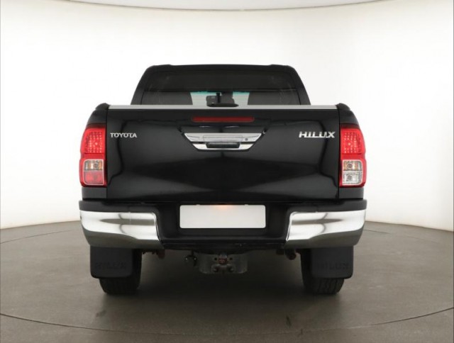 Toyota Hilux  2.4 D-4D Country