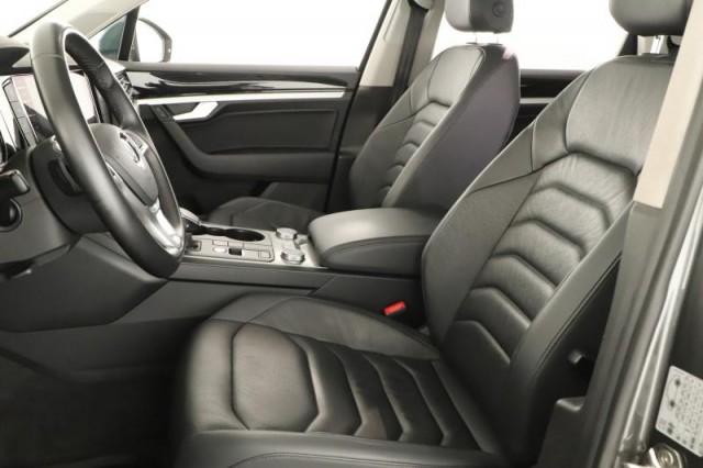 Volkswagen Touareg  3.0 TDI 