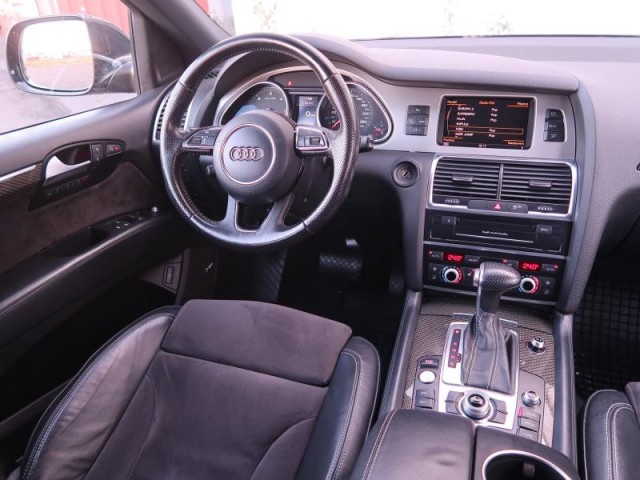 Audi Q7  3.0 TDI .