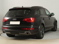 Audi Q7  3.0 TDI .