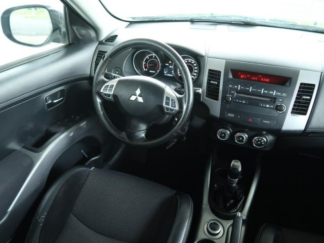 Mitsubishi Outlander  2.2 DI-D Instyle