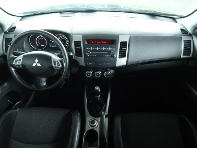Mitsubishi Outlander  2.2 DI-D Instyle