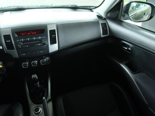 Mitsubishi Outlander  2.2 DI-D Instyle
