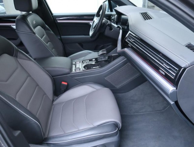 Volkswagen Touareg  3.0 TDI R-Line
