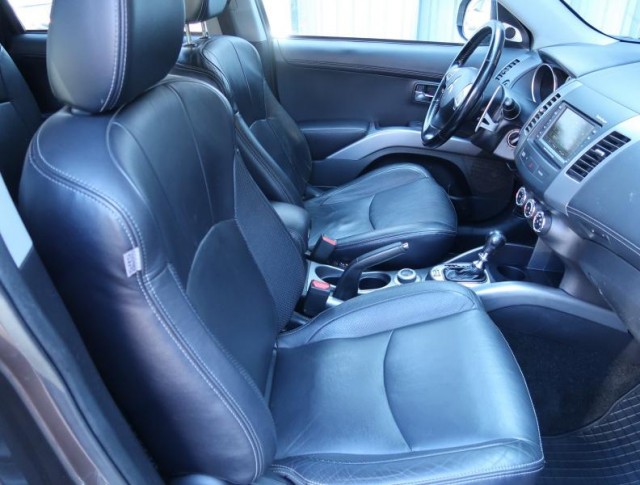 Mitsubishi Outlander  2.2 DI-D Invite