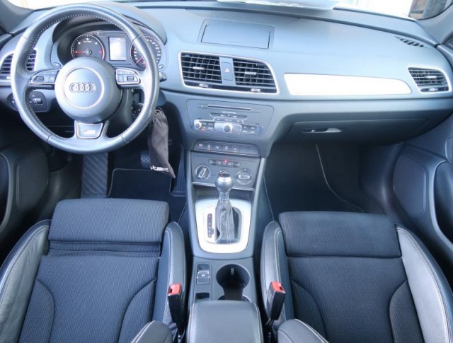 Audi Q3  2.0 TDI S line