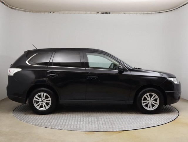 Mitsubishi Outlander  2.2 DI-D Instyle