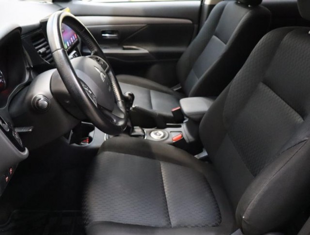 Mitsubishi Outlander  2.2 DI-D Instyle