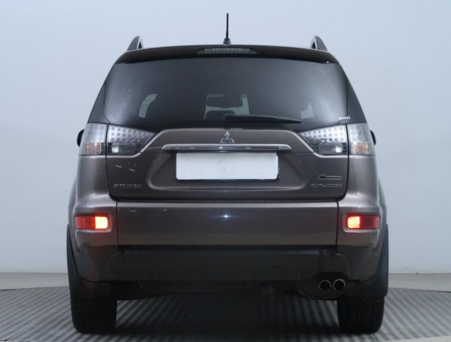 Mitsubishi Outlander  2.2 DI-D Instyle