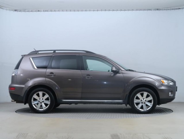 Mitsubishi Outlander  2.2 DI-D Instyle