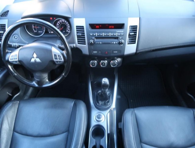 Mitsubishi Outlander  2.2 DI-D Instyle