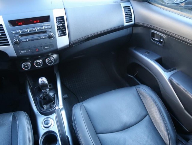 Mitsubishi Outlander  2.2 DI-D Instyle