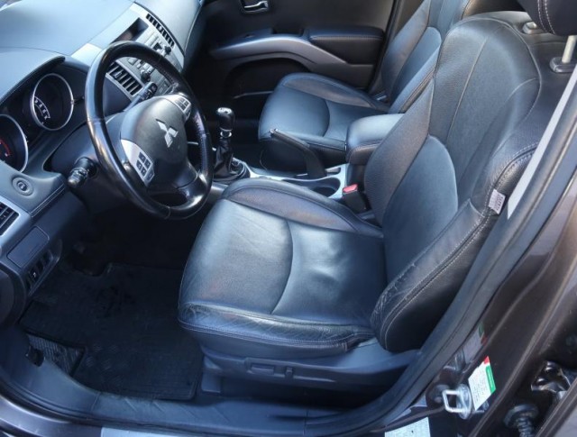 Mitsubishi Outlander  2.2 DI-D Instyle