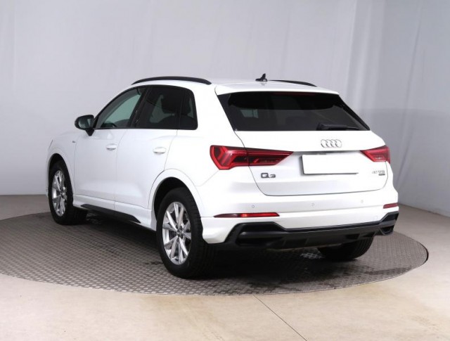 Audi Q3  40 TFSI S line