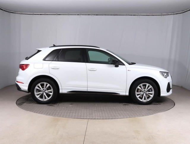 Audi Q3  40 TFSI S line