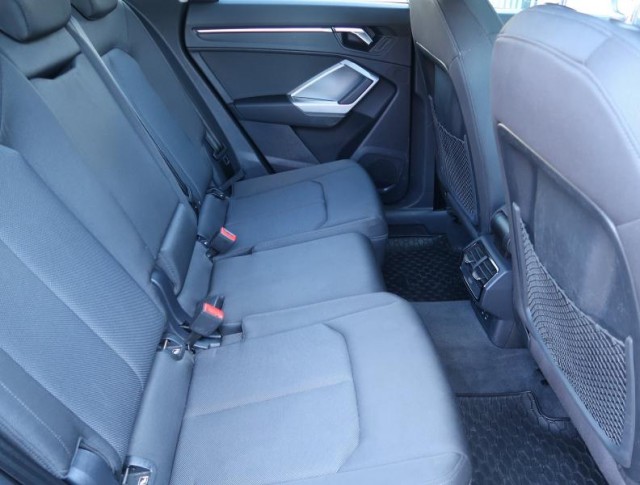 Audi Q3  40 TFSI S line