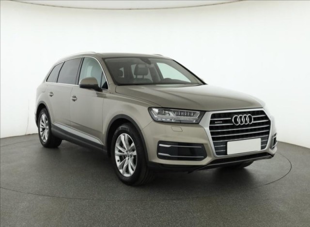 Audi Q7  3.0 TDI .