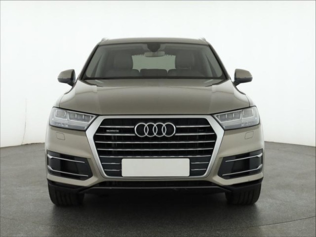 Audi Q7  3.0 TDI .