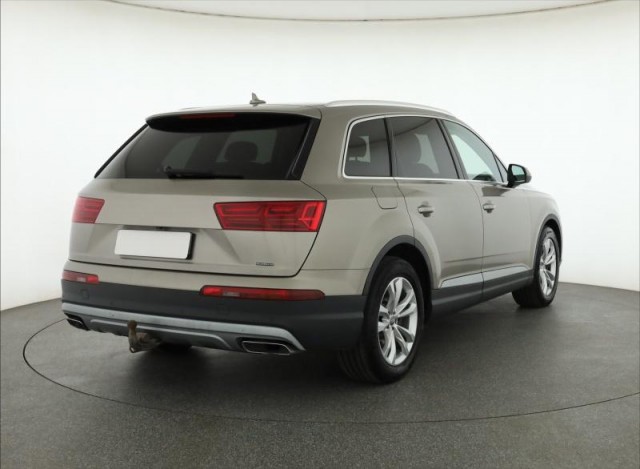 Audi Q7  3.0 TDI .