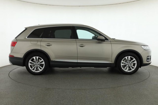 Audi Q7  3.0 TDI .