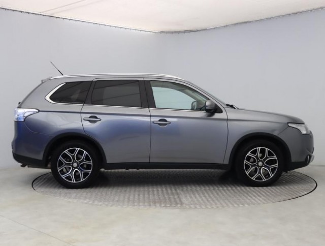 Mitsubishi Outlander  2.2 DI-D Intense