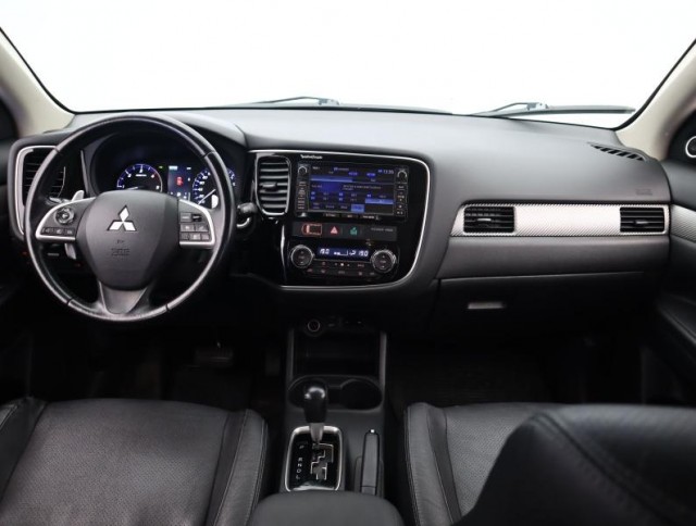Mitsubishi Outlander  2.2 DI-D Intense