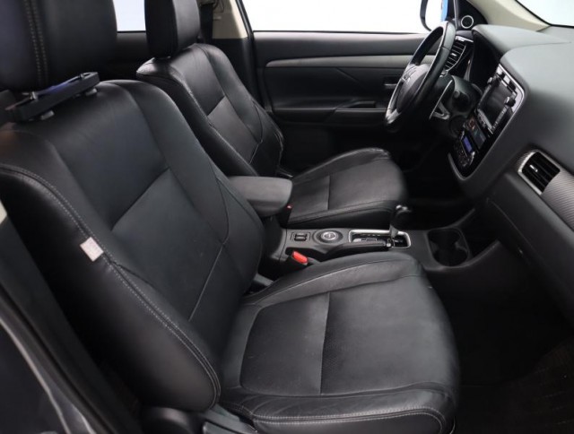 Mitsubishi Outlander  2.2 DI-D Intense