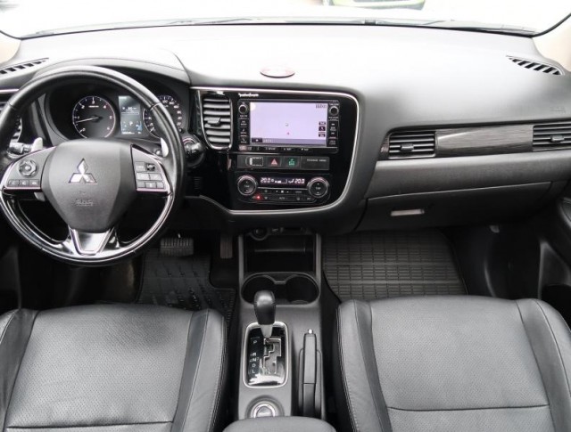 Mitsubishi Outlander  2.2 DI-D Instyle