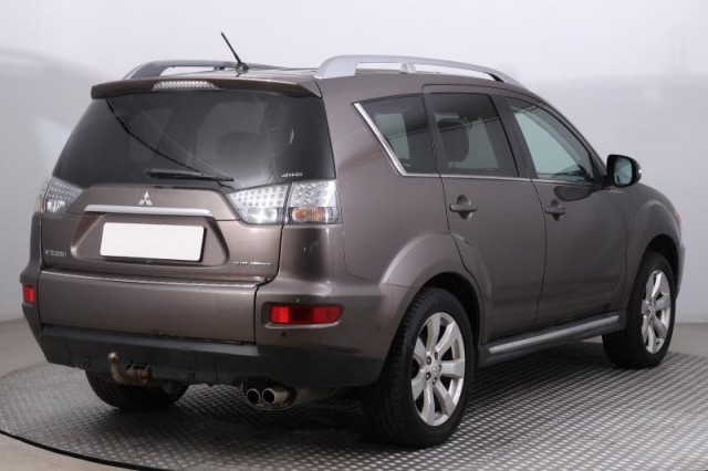 Mitsubishi Outlander  2.2 DI-D Instyle