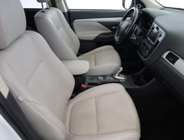 Mitsubishi Outlander  2.0 PHEV 