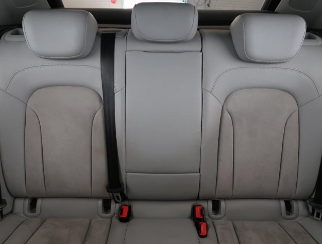 Audi Q3  2.0 TDI S line