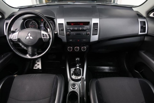 Mitsubishi Outlander  2.2 DI-D Instyle