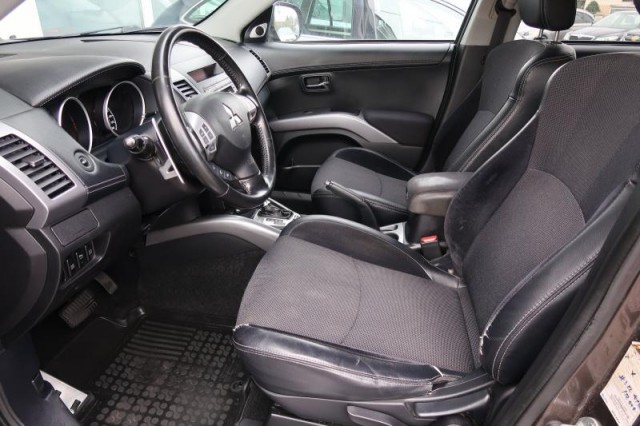 Mitsubishi Outlander  2.2 DI-D Instyle