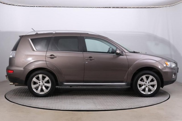 Mitsubishi Outlander  2.2 DI-D Instyle